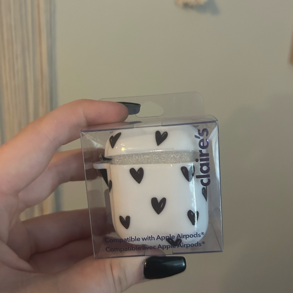 Claire’s Airpod Gen 1&2 White and Black Hearts Case NWT 🖤🤍